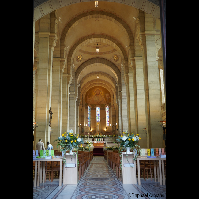 L'église Notre Dame d'Auteuil, l'éclairage de la nef centrale